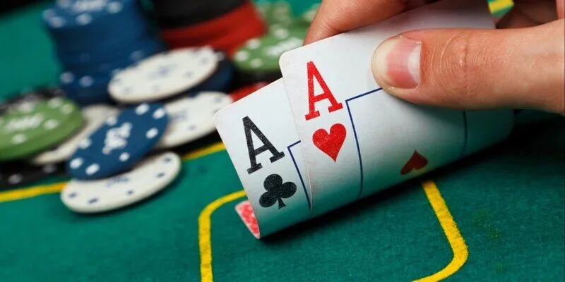 Để tham gia poker Mocbai, bạn cần nắm rõ luật chơi cơ bản và cách vận hành.